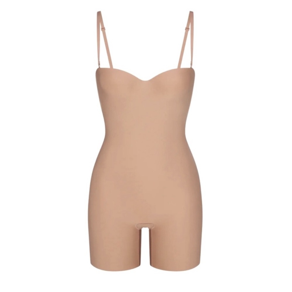 NWT SKIMS Underwire Mid Thigh Bodysuit in Sand